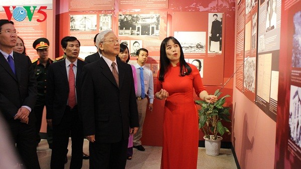 Party General Secretary Nguyen Phu Trong opens exhibition on late Party chief Le Duan  - ảnh 1